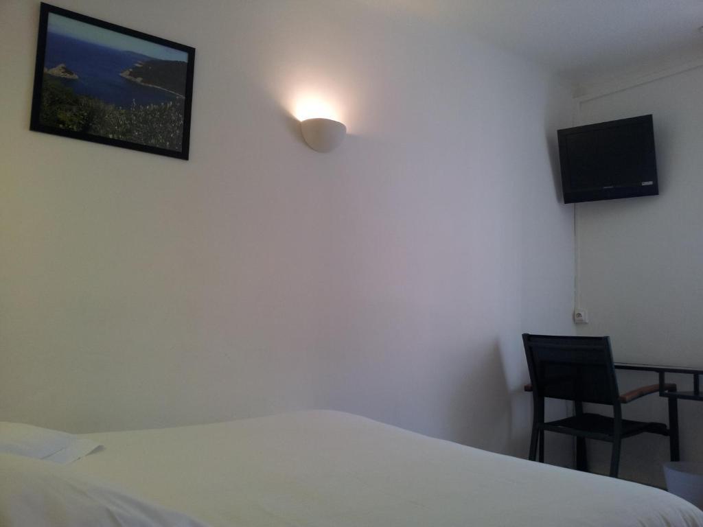 Hotel L'Oustaou Le Lavandou Habitación foto