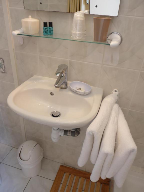 Hotel L'Oustaou Le Lavandou Habitación foto